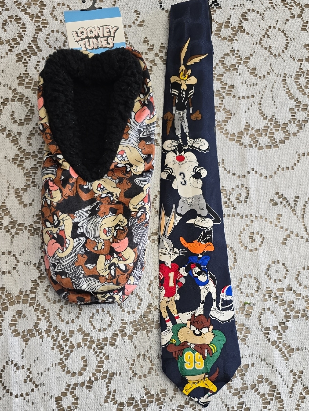 1996 Looney Tunes Mania Cartoon Character Tie & Taz Slippers